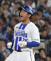 ５回、勝又は中前適時打を放ち、雄叫びを上げる（撮影・佐藤厚）