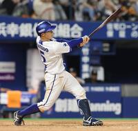 ６回、松尾が左前適時打を放つ