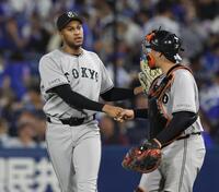 ＤｅＮＡに勝利し、捕手・岸田と握手するマルティネス（左）