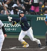 ２回左前打を放つ長岡（撮影・飯室逸平）