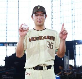 　プロ初本塁打の記念球を手に記念撮影に応じる宮崎（撮影・中島達哉）