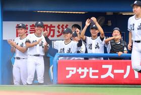 　５回、先制に沸く開成ナイン（撮影・石井剣太郎）