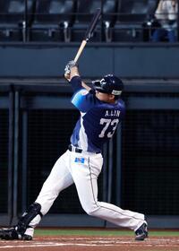４回、林安可が右中間に２打席連続本塁打を放つ