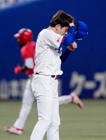 ６回、ファビアン（奥）に３ランを浴びた金丸