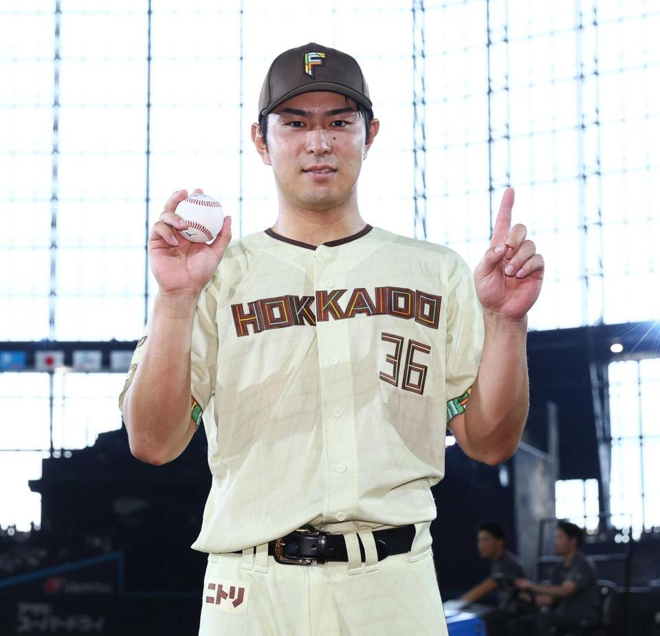 　プロ初本塁打の記念球を手に記念撮影に応じる宮崎（撮影・中島達哉）