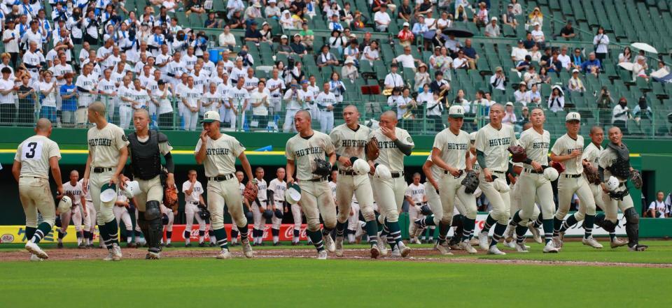 初戦を突破した報徳ナイン（撮影・石湯恒介）