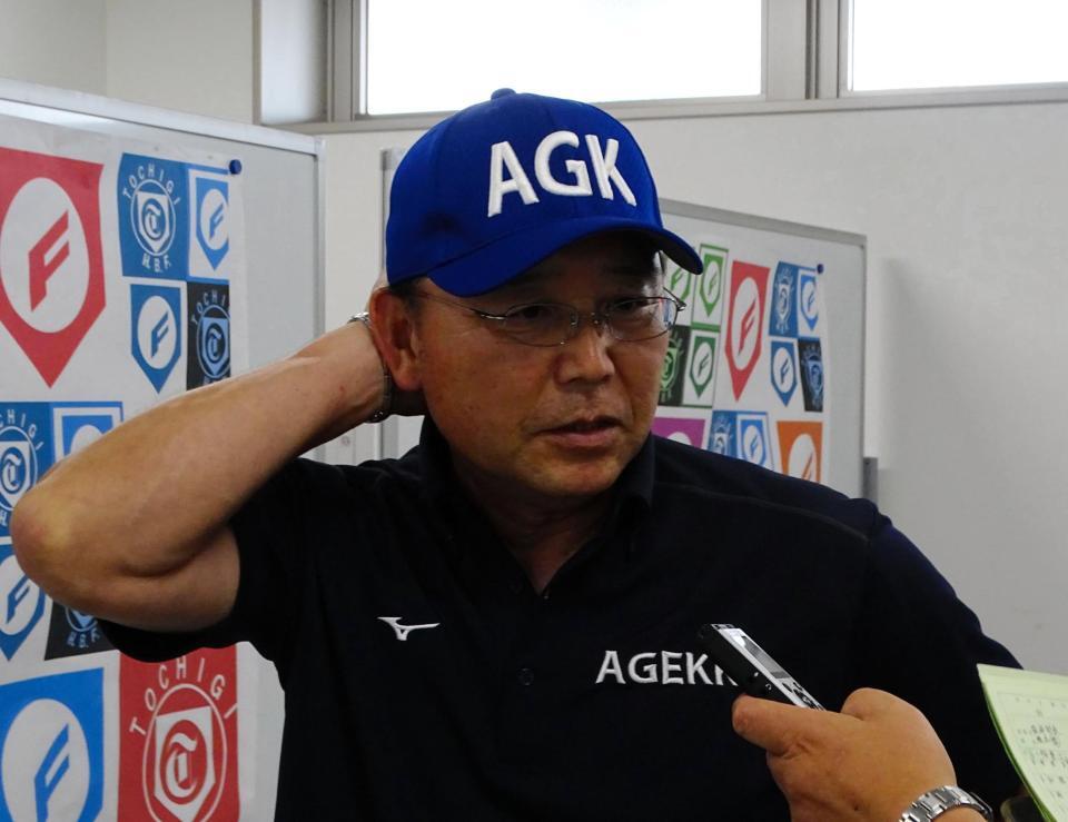 取材を受けるエイジェック高等学院・中野佐資監督