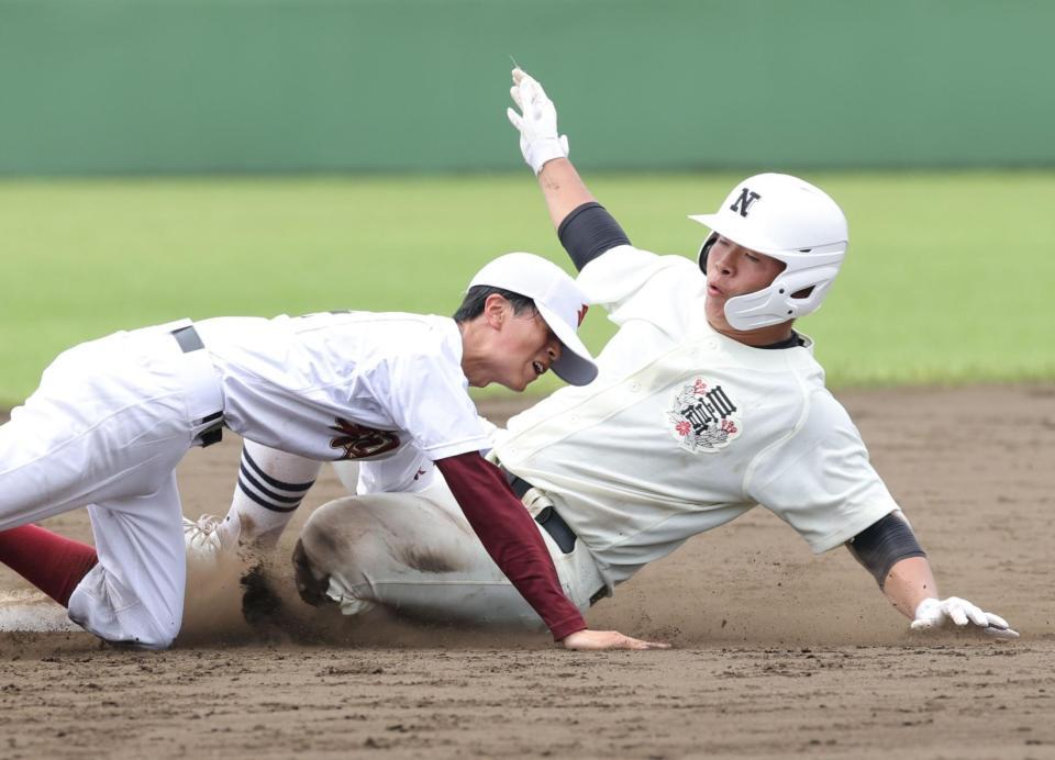 ３回、適時打を放ち、二塁を狙うもアウトになる日大三・田中諒（撮影・西岡正）