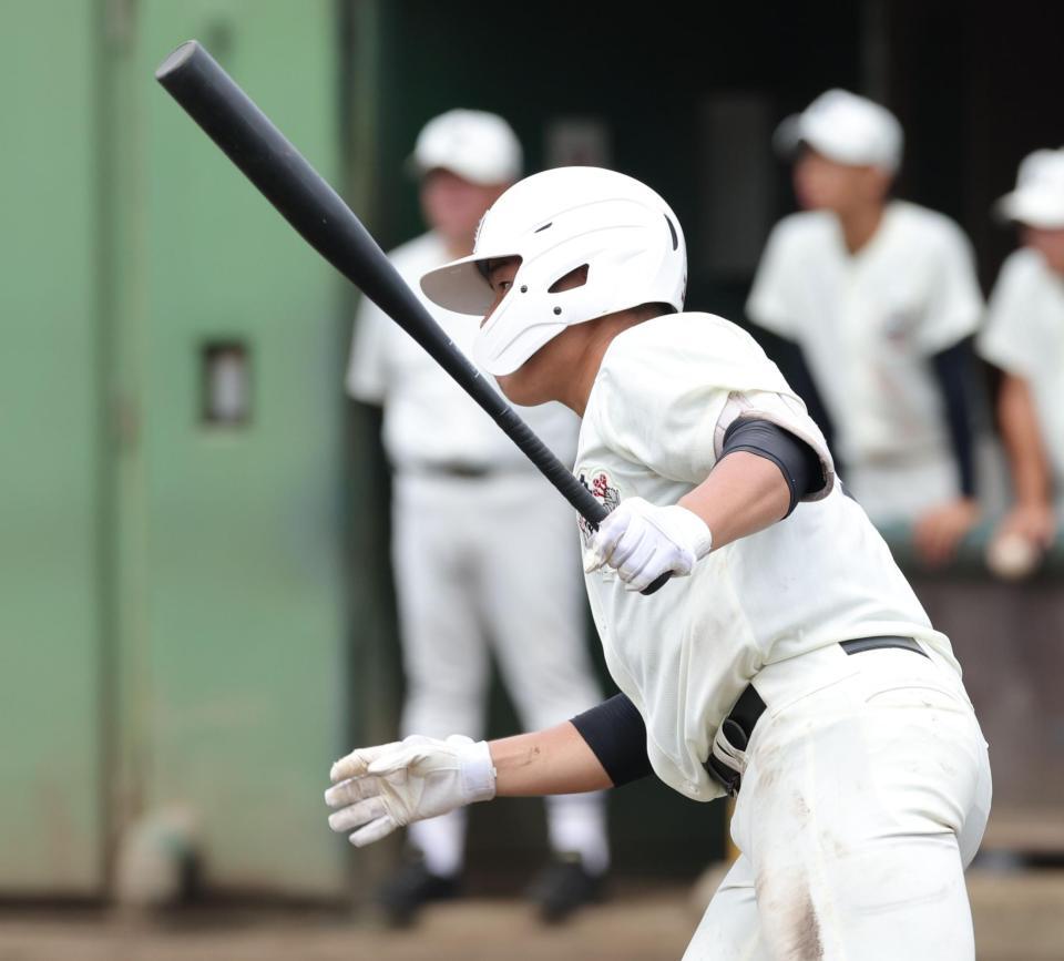 ３回、中前適時打を放つ日大三・田中諒（撮影・西岡正）