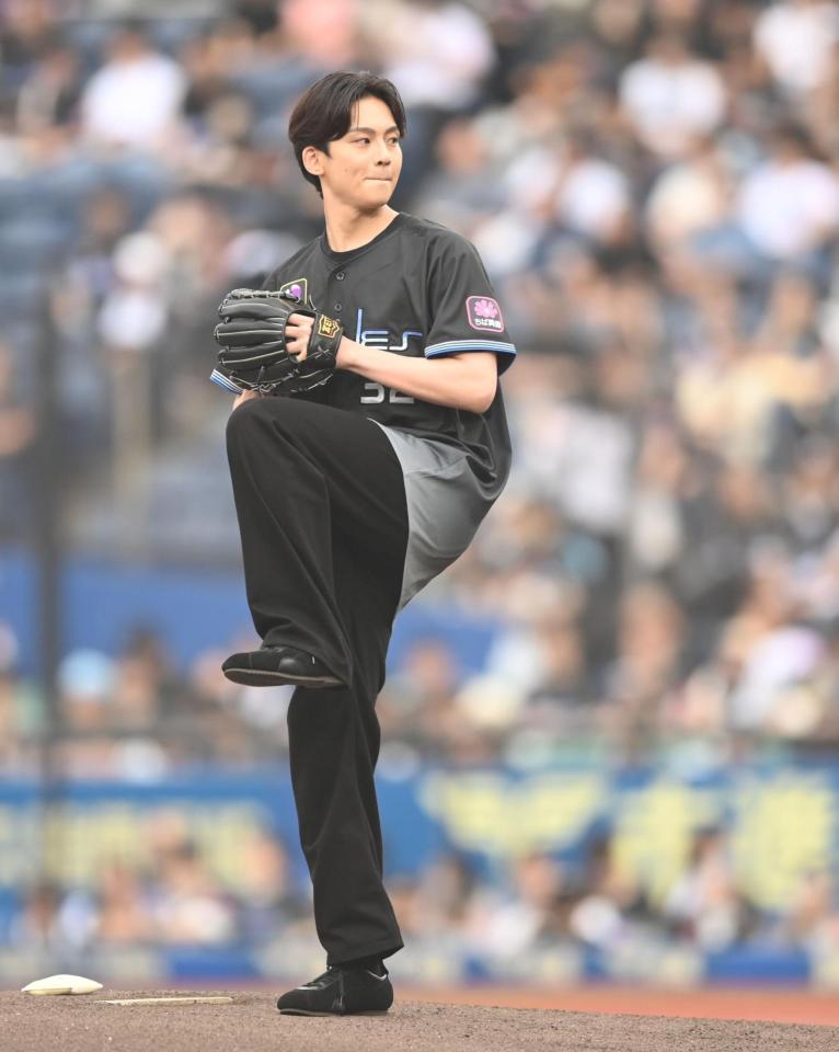 始球式を務めるＯＮＥ　Ｎ′ＯＮＬＹの沢村玲（撮影・開出牧）