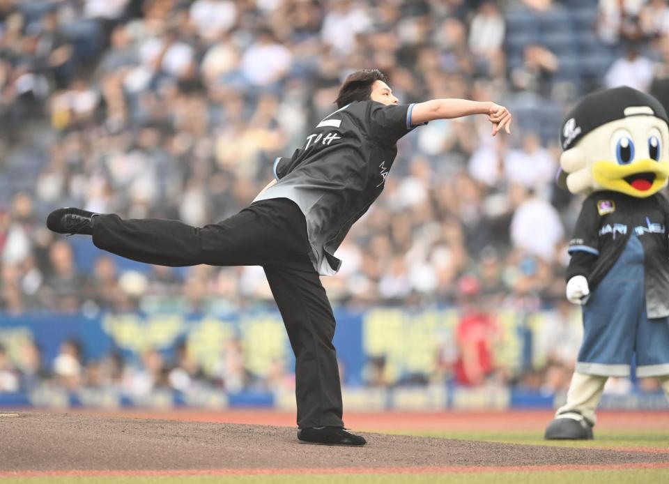 始球式を務めるＯＮＥ　Ｎ′ＯＮＬＹの沢村玲（撮影・開出牧）