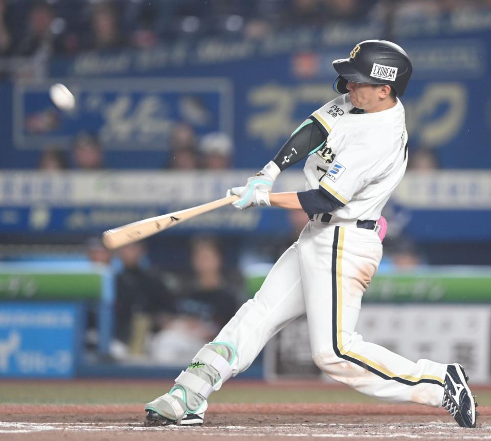 ９回、右越えソロを放つ西川（撮影・開出牧）