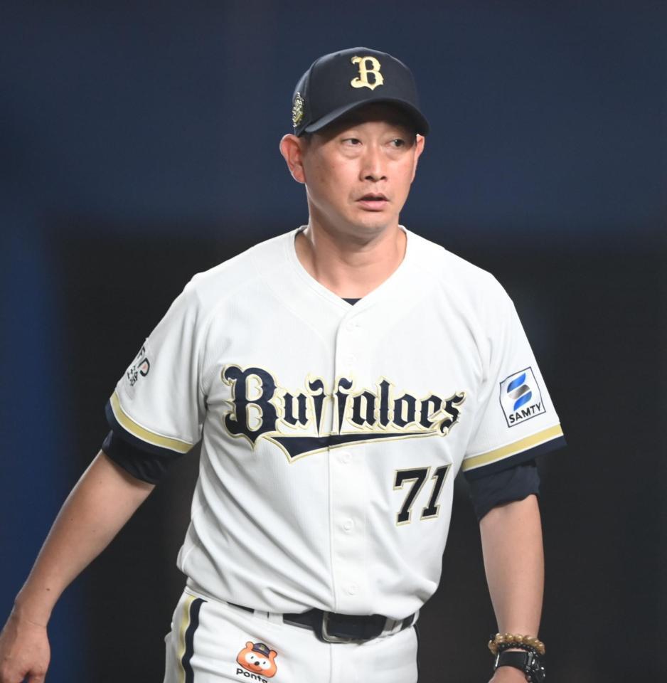 ８回、投手交代を告げた岸田監督（撮影・開出牧）