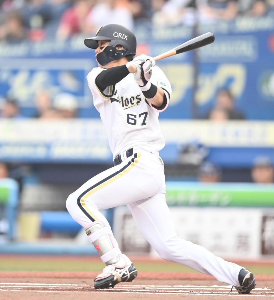 １回、左前打を放つ中川（撮影・開出牧）