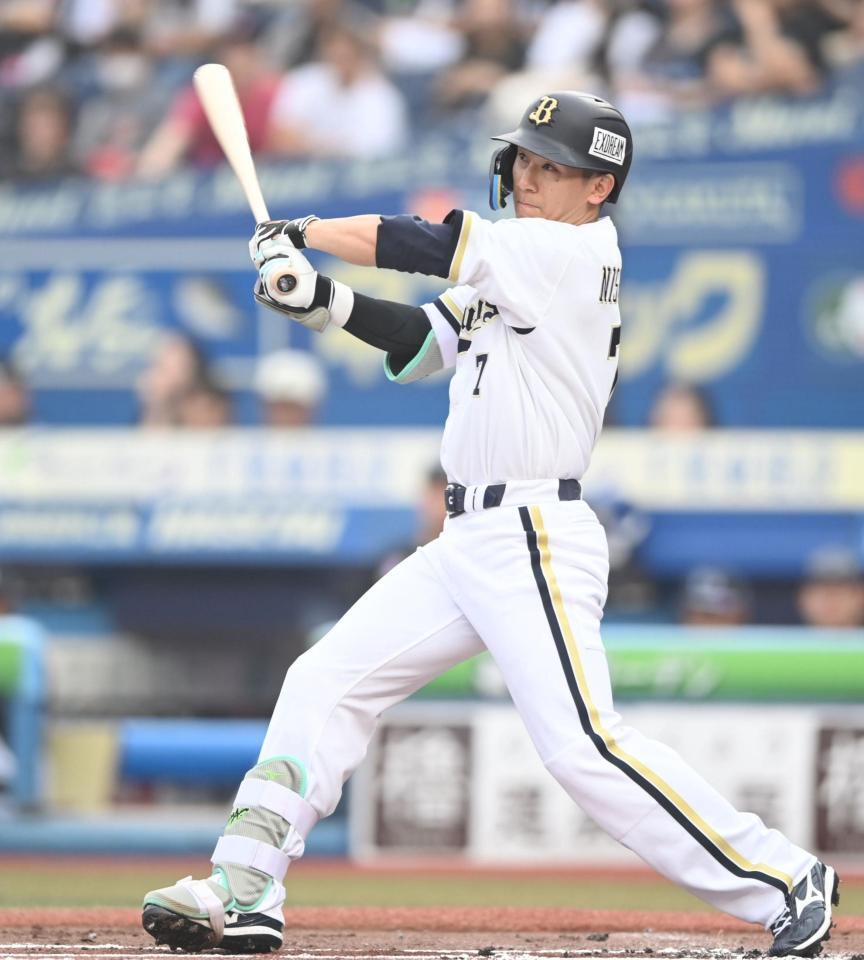 １回、先制の左犠飛を放つ西川（撮影・開出牧）