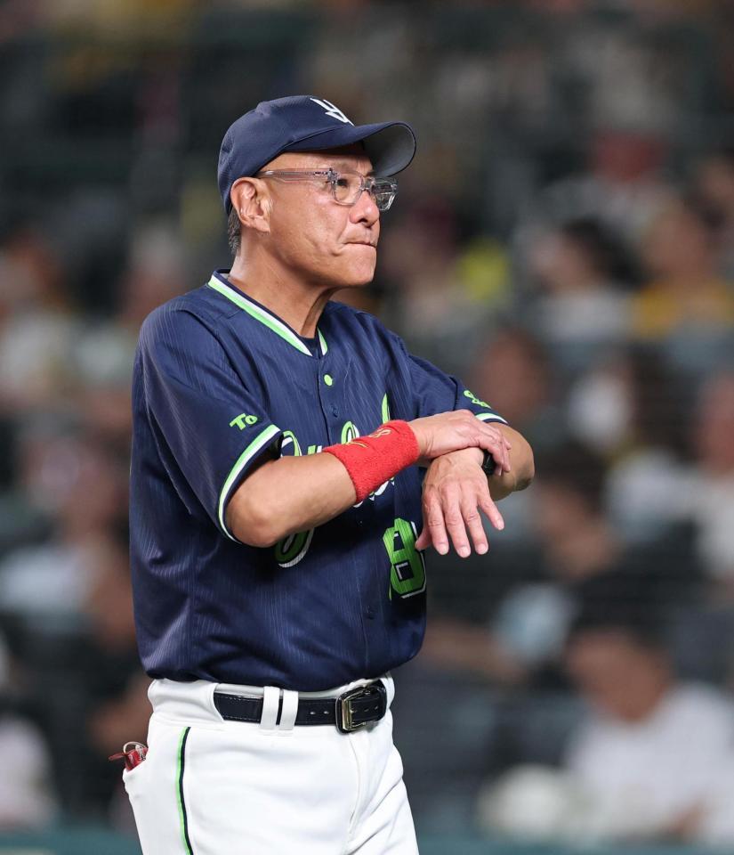 ８回、選手交代を告げベンチに戻る池山監督（撮影・山口登）