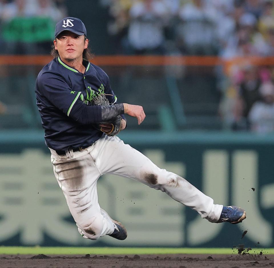３回、熊谷の遊ゴロで好守備を見せる長岡（撮影・西田忠信）