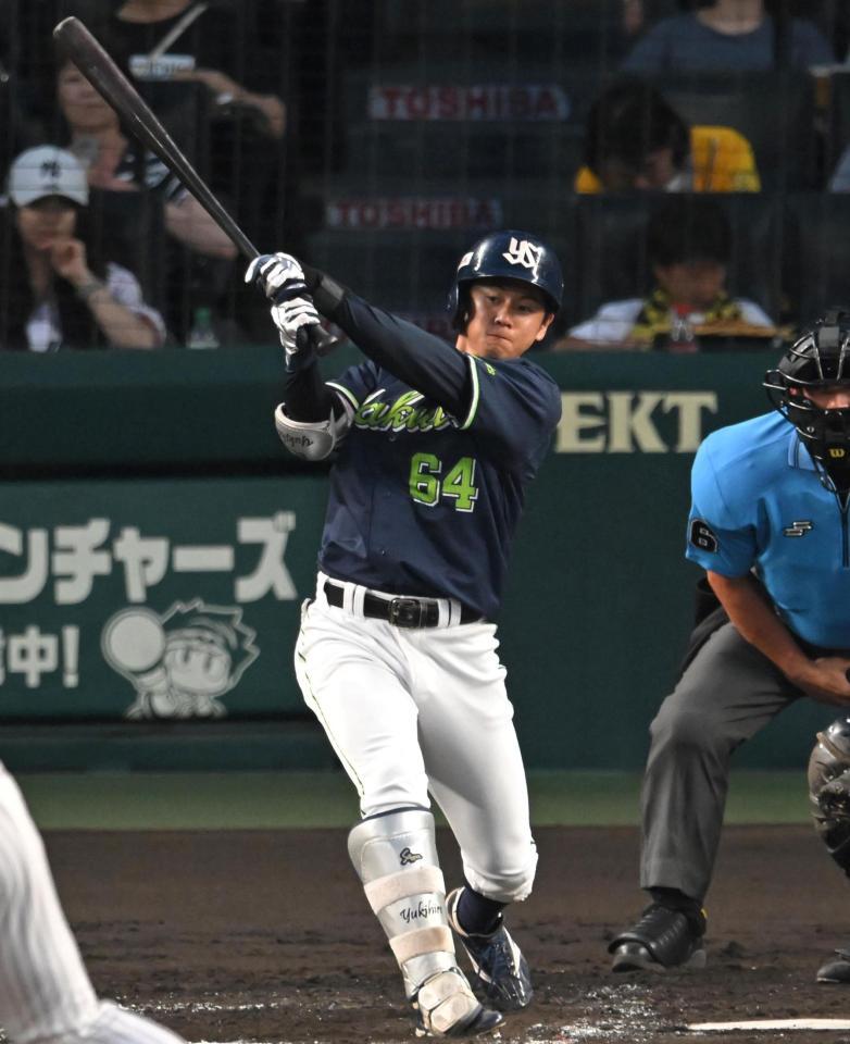 ４回、右前打を放つ岩田（撮影・飯室逸平）