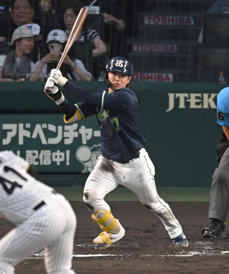 ４回、中前打を放つ長岡（撮影・飯室逸平）