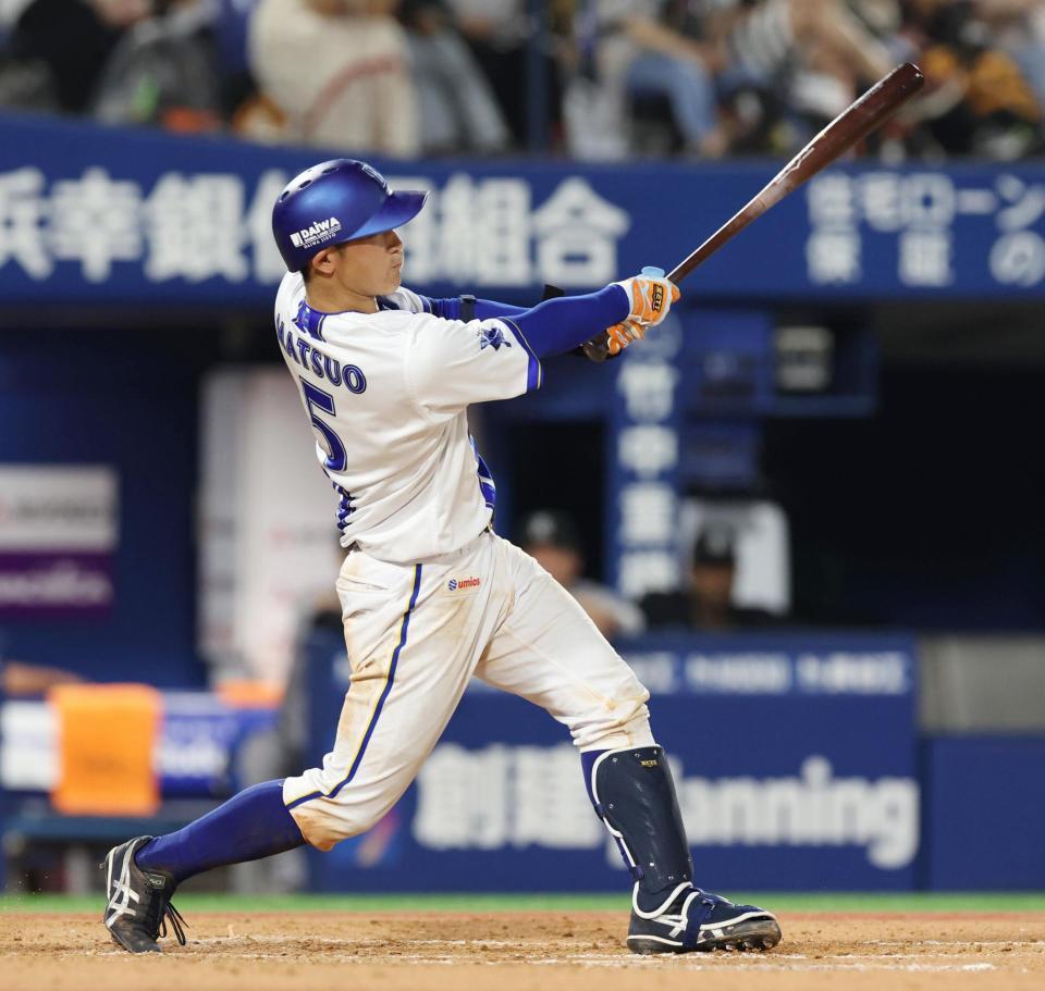 ６回、松尾が左前適時打を放つ