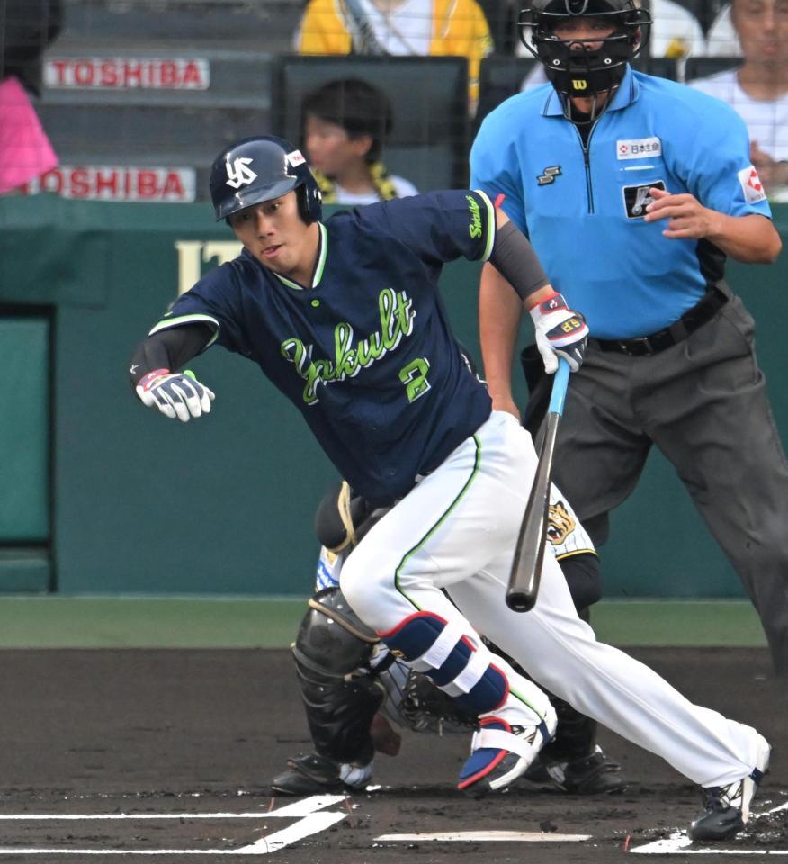 １回、中前打を放つ古賀（撮影・飯室逸平）
