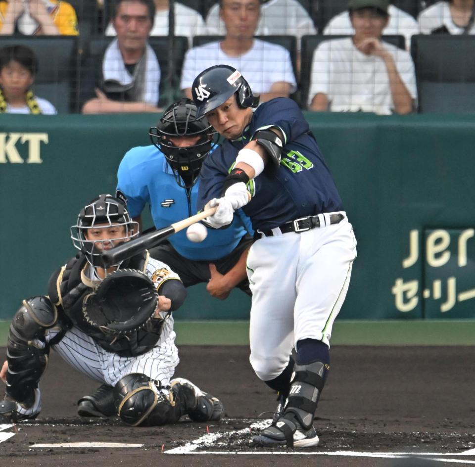 １回、左前打を放つ増田（撮影・飯室逸平）