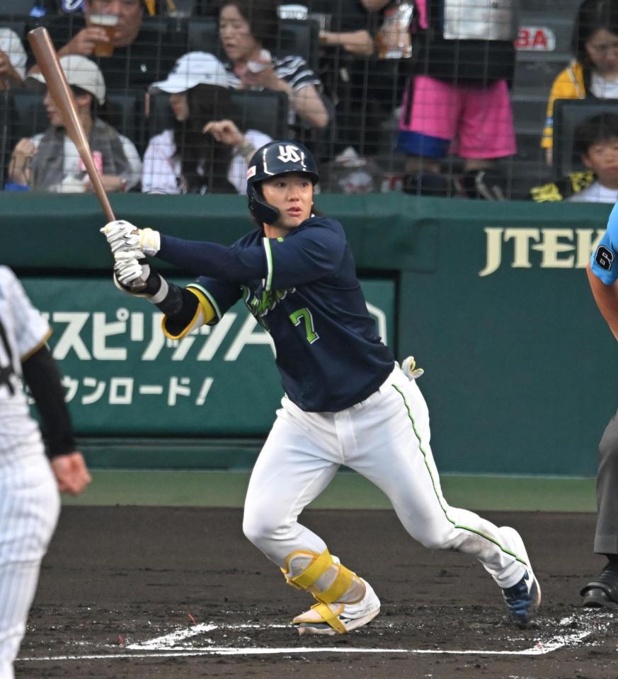 ２回左前打を放つ長岡（撮影・飯室逸平）