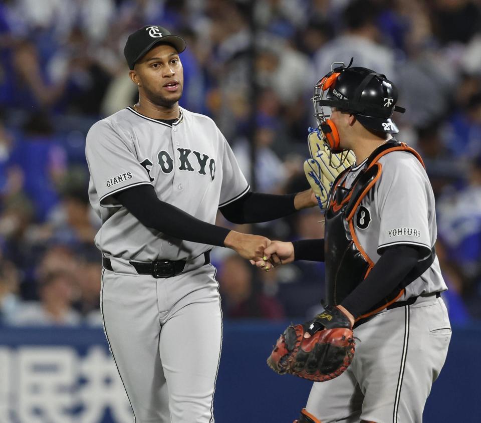 ＤｅＮＡに勝利し、捕手・岸田と握手するマルティネス（左）