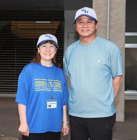 　次男の勇姿を観戦した谷佳知、亮子夫妻（撮影・佐々木彰尚）