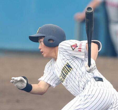 　７回、中前打を放つ中央学院・谷（撮影・佐々木彰尚）