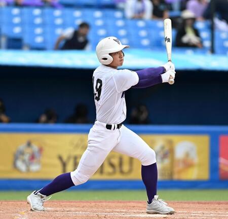 ４回、代打の大村魁星が内野安打を放つ（撮影・堀内翔）