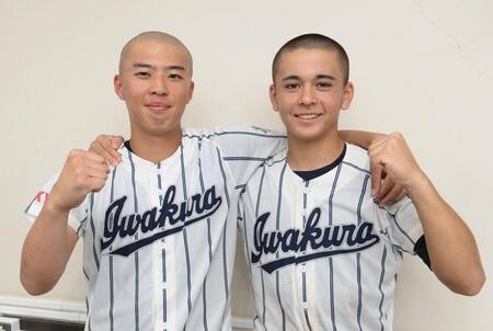 勝利してポーズを決める岩倉・佐藤海翔（左）と庄司トーマス（撮影・堀内翔）