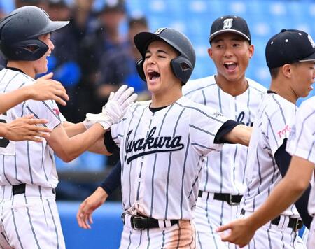 ９回、サヨナラ打を放ち祝福される岩倉・庄司トーマス（撮影・堀内翔）