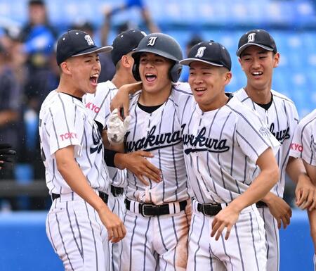 ９回、サヨナラ打を放ち祝福される岩倉・庄司トーマス（左から２人目）＝神宮（撮影・堀内翔）