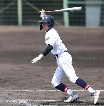 ３回、ショートへの内野安打で出塁する社・光武義生（撮影・中田匡峻）