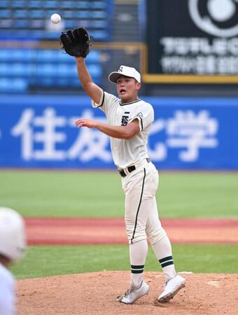 ３回、打球にグラブを出す二松学舎大付・川島連十（撮影・堀内翔）
