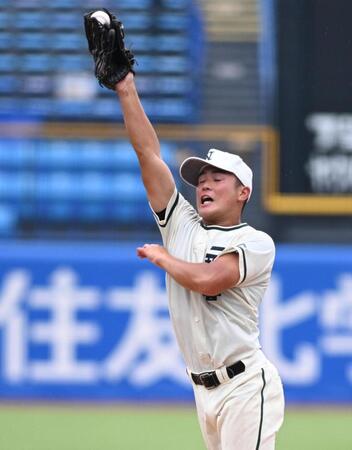 ３回、打球にグラブを出す二松学舎大付・川島連十（撮影・堀内翔）