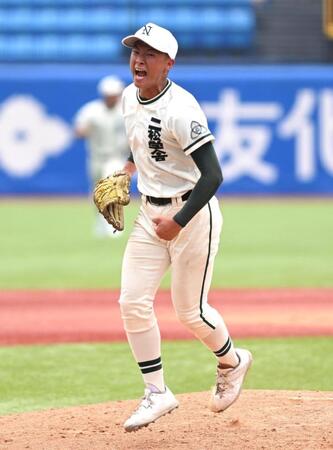 勝利を決めて雄たけびを上げる二松学舎大付・小高稜真（撮影・堀内翔）