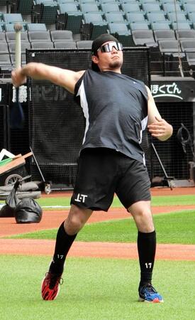 やり投げトレーニングに挑戦する伊藤