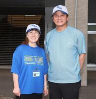 　次男の勇姿を観戦した谷佳知、亮子夫妻（撮影・佐々木彰尚）
