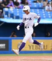 ４回、生還する関東第一・大村魁星＝神宮（撮影・堀内翔）