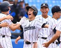 ９回、サヨナラ打を放ち祝福される岩倉・庄司トーマス（撮影・堀内翔）
