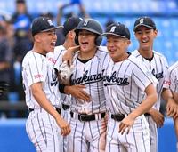 ９回、サヨナラ打を放ち祝福される岩倉・庄司トーマス（左から２人目）＝神宮（撮影・堀内翔）