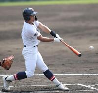 ２回社無死、レフトフェンス直撃の三塁打を放つ社・小倉臣斗＝兵庫県・高砂市野球場（撮影・中田匡峻）