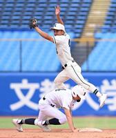 ５回、ベースカバーに入る二松学舎大付・根本千太郎（撮影・堀内翔）