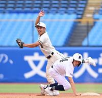 ５回、ベースカバーに入る二松学舎大付・根本千太郎＝神宮（撮影・堀内翔）