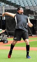 やり投げトレーニングに挑戦する伊藤