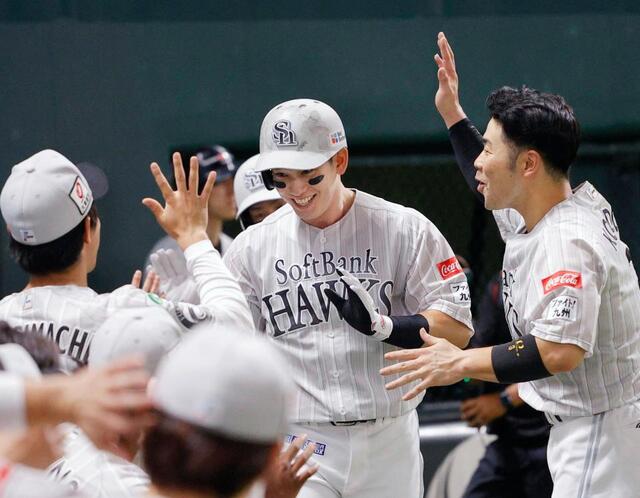 ３回、２ランを放ち近藤（右）らに迎えられる栗原