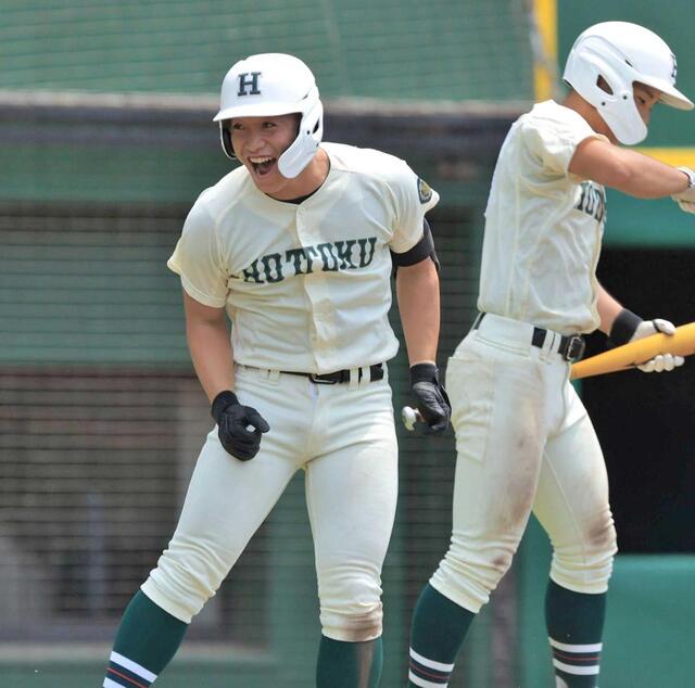 　５回、ソロを放って生還し、仲間と喜び合う藤本（左）＝撮影・吉田敦史