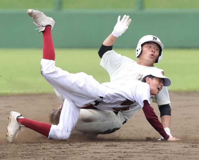 　３回、適時打を放ち、二塁を狙う日大三・田中（奥）＝撮影・西岡正
